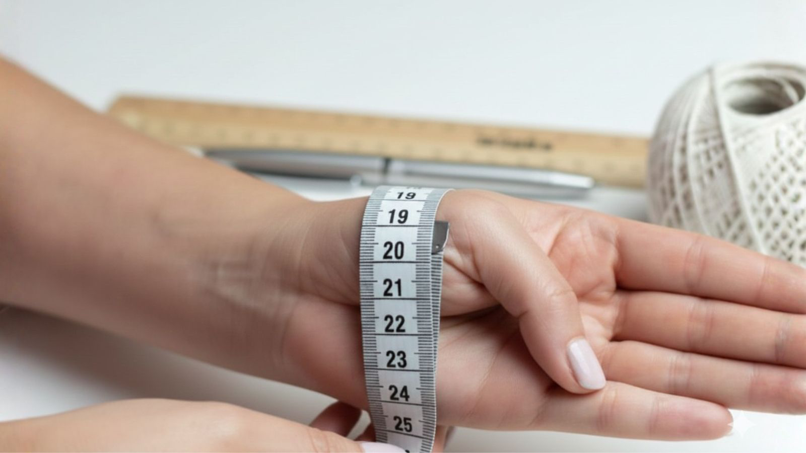 راهنمای اندازه‌گیری سایز النگو با نوار کاغذی و خط‌کش